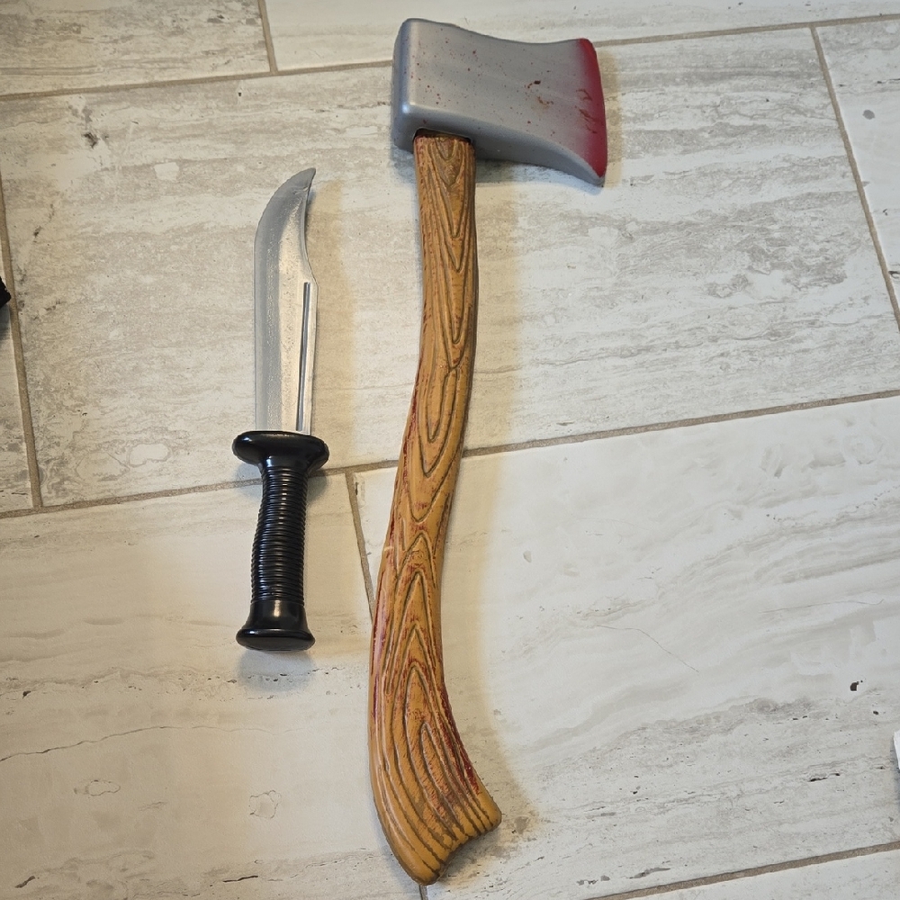Bloody Weapons Scary Axe AND BLACK HANDLE KNIFE SET

 Black Handle Knife Set